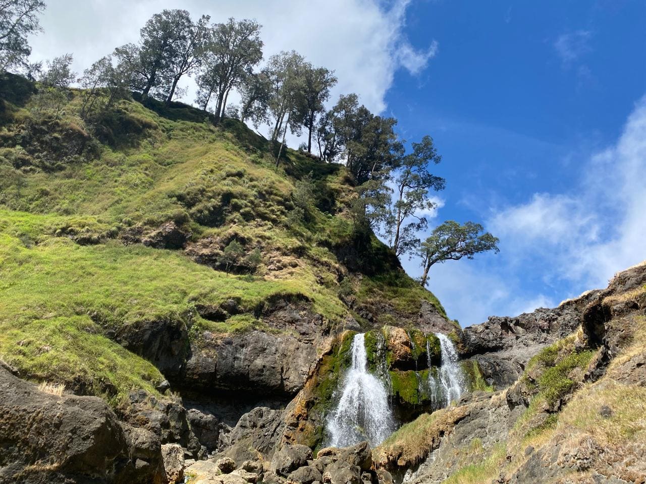 Descending through Senaru's tropical rainforest, Mount Rinjani