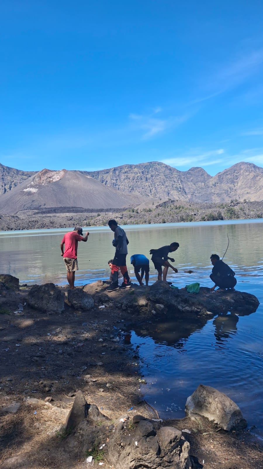 Descending through Senaru's tropical rainforest, Mount Rinjani